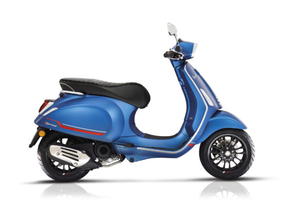 Vespa_Sprint_S_blu_opaca_latdx_bianco-scaled